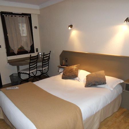 Hotel La Tour Des Anglais Mayenne Bagian luar foto