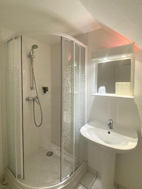 Hotel La Tour Des Anglais Mayenne Bagian luar foto