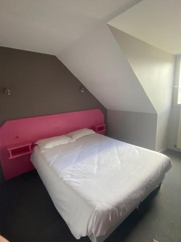 Hotel La Tour Des Anglais Mayenne Bagian luar foto