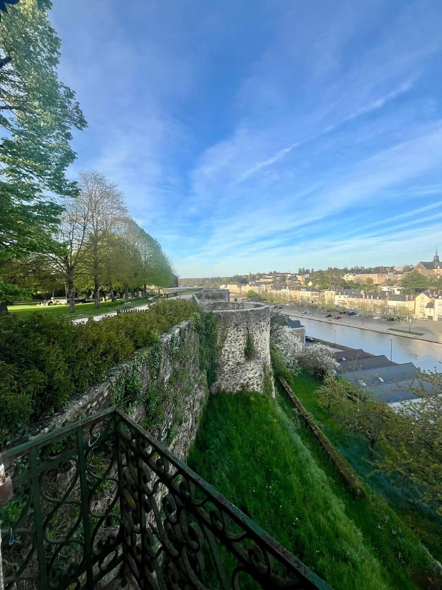 Hotel La Tour Des Anglais Mayenne Bagian luar foto