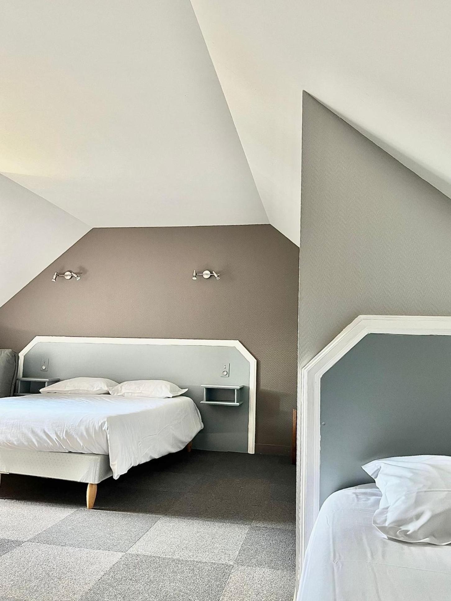 Hotel La Tour Des Anglais Mayenne Bagian luar foto