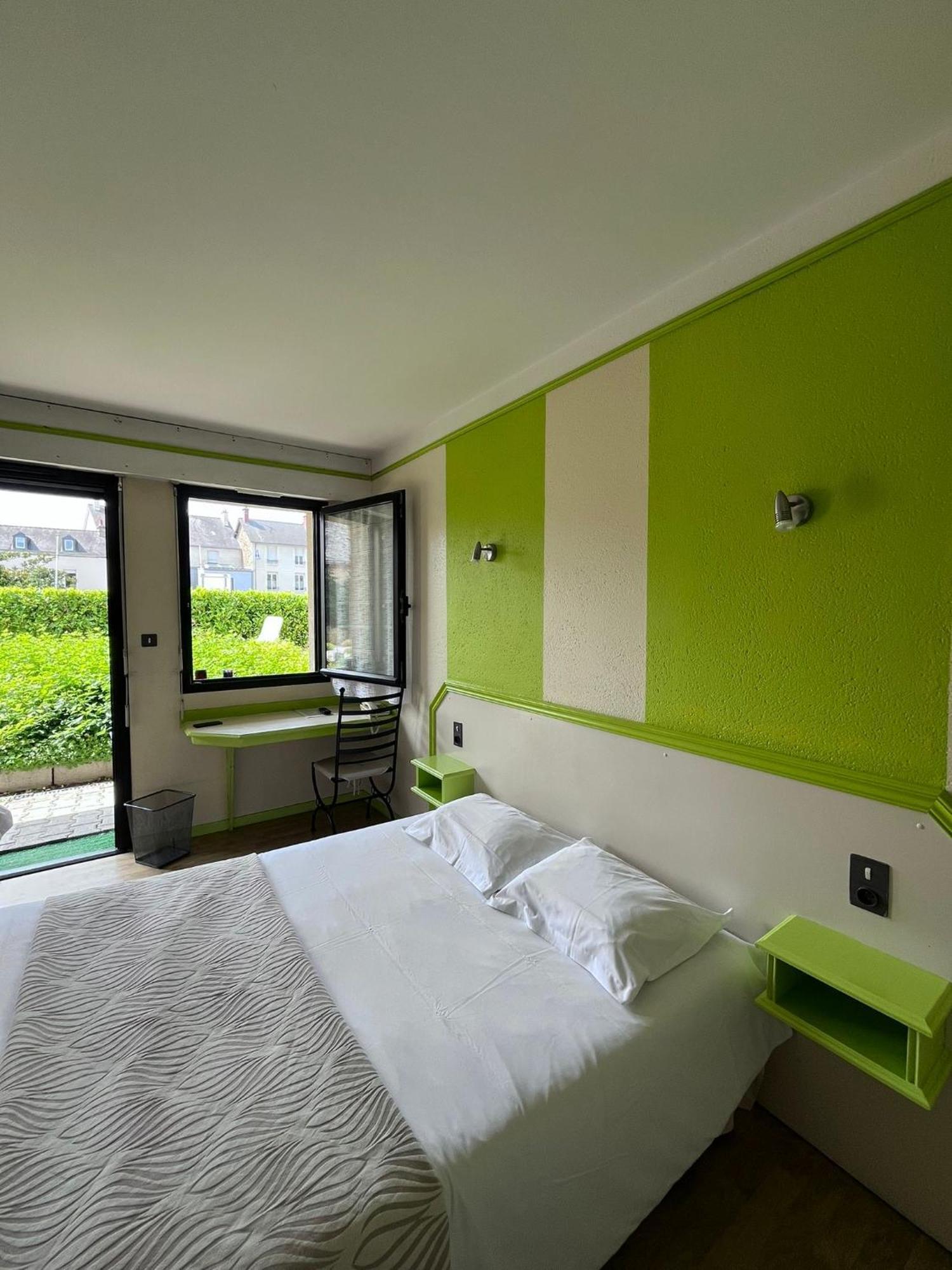 Hotel La Tour Des Anglais Mayenne Bagian luar foto