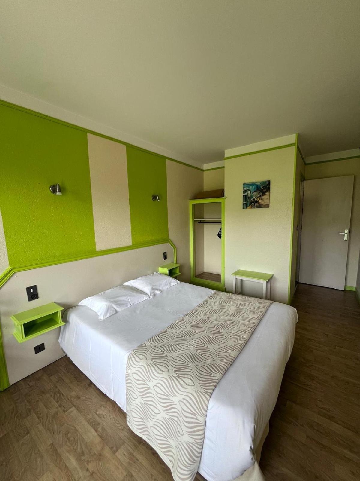 Hotel La Tour Des Anglais Mayenne Bagian luar foto