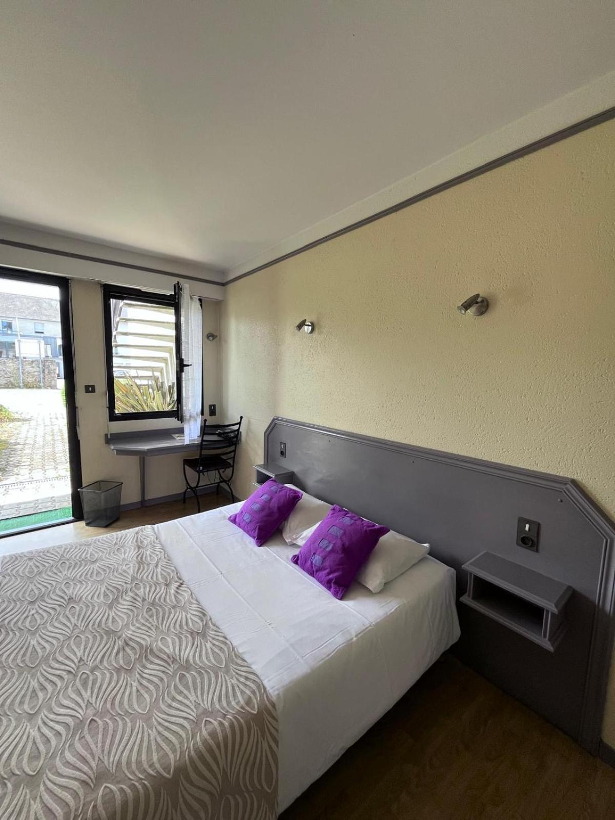 Hotel La Tour Des Anglais Mayenne Bagian luar foto
