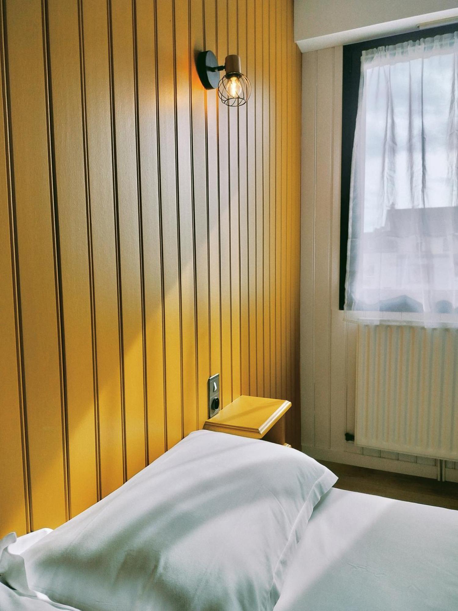 Hotel La Tour Des Anglais Mayenne Bagian luar foto
