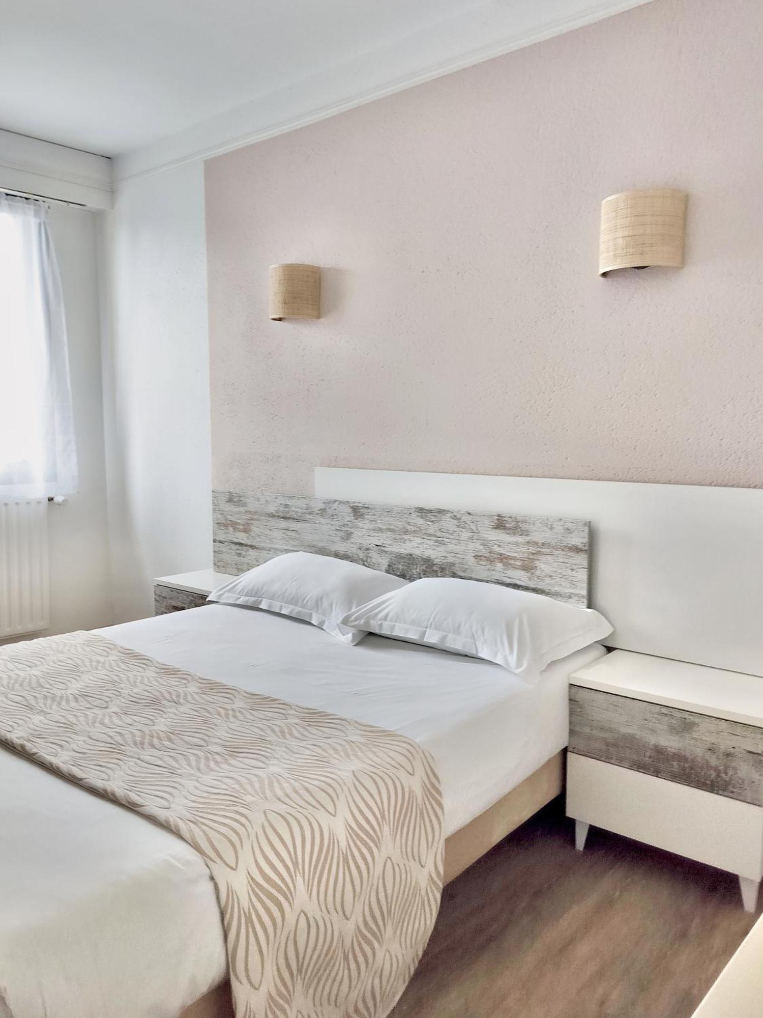 Hotel La Tour Des Anglais Mayenne Bagian luar foto